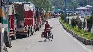 Srinagar: हंदवाड़ा में सड़कों पर संयुक्त चेकिंग अभियान Srinagar: हंदवाड़ा में सड़कों पर संयुक्त चेकिंग अभियान