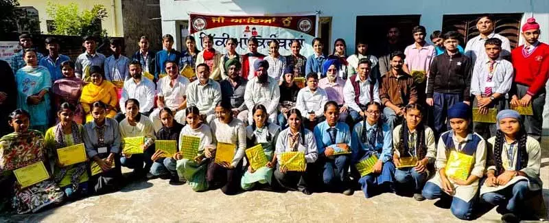 Guru Tegh Bahadur को श्रद्धांजलि देते हुए स्टूडेंट्स की क्रिएटिविटी बढ़ी Guru Tegh Bahadur को श्रद्धांजलि देते हुए स्टूडेंट्स की क्रिएटिविटी बढ़ी