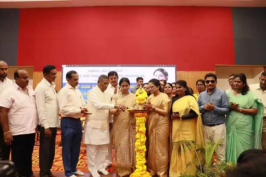 गृहलक्ष्मी कोऑपरेटिव सोसाइटी शुरू करने की तैयारी: Minister Lakshmi Hebbalkar गृहलक्ष्मी कोऑपरेटिव सोसाइटी शुरू करने की तैयारी: Minister Lakshmi Hebbalkar