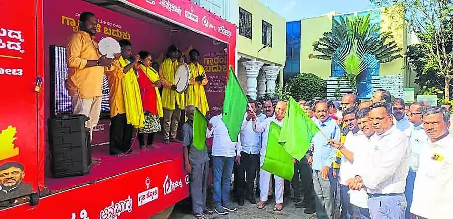 Karnataka : मंत्री ने एक समान राशि की मांग की Karnataka : मंत्री ने एक समान राशि की मांग की