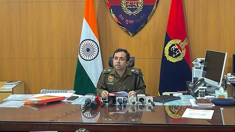 Hisar पुलिस ने कड़ी कार्रवाई करते हुए 15 दिनों में 250 से ज़्यादा लोगों को गिरफ़्तार Hisar पुलिस ने कड़ी कार्रवाई करते हुए 15 दिनों में 250 से ज़्यादा लोगों को गिरफ़्तार
