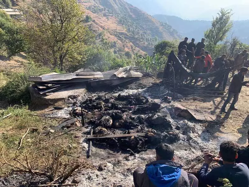 Khadi village में आग लगने से 60 बकरियां मर गईं और दो गायें घायल हो गईं Khadi village में आग लगने से 60 बकरियां मर गईं और दो गायें घायल हो गईं