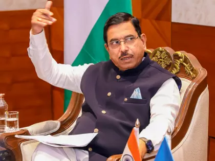 Joshi: कांग्रेस नेतृत्व सरकार बचाने के लिए विधायकों को साधने में लगा Joshi: कांग्रेस नेतृत्व सरकार बचाने के लिए विधायकों को साधने में लगा