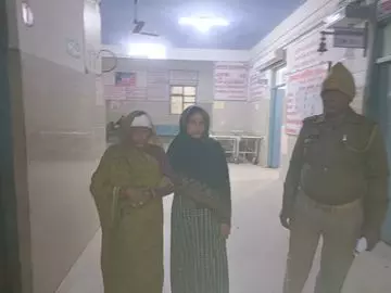 Farrukhabad: शराबी युवकों ने दो महिलाओं को निशाना बनाया Farrukhabad: शराबी युवकों ने दो महिलाओं को निशाना बनाया