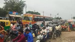Farrukhabad: पांचाल घाट पुल पर ट्रैफिक जाम, बस फंसी Farrukhabad: पांचाल घाट पुल पर ट्रैफिक जाम, बस फंसी