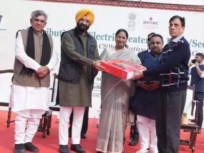 दिल्ली CM ने RWA चौकीदारों को 10,000 हीटर बांटने का अभियान शुरू किया दिल्ली CM ने RWA चौकीदारों को 10,000 हीटर बांटने का अभियान शुरू किया