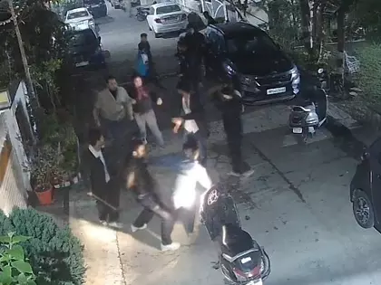 Delhi के कर्दमपुरी में किशोर की चाकू घोंपकर हत्या Delhi के कर्दमपुरी में किशोर की चाकू घोंपकर हत्या