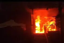 Malda: गोदाम और पांच घर आग में जलकर खाक Malda: गोदाम और पांच घर आग में जलकर खाक