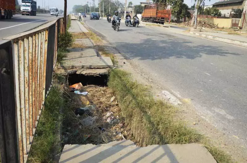 Ludhiana में खुली नालियों और टूटे फुटपाथ से सुरक्षा को लेकर चिंताएं बढ़ गई Ludhiana में खुली नालियों और टूटे फुटपाथ से सुरक्षा को लेकर चिंताएं बढ़ गई