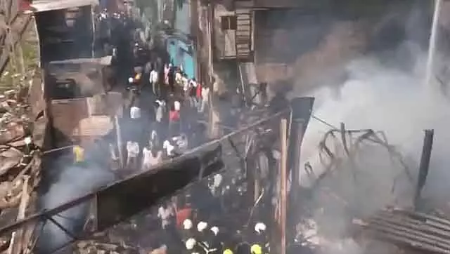 Mumbai के धारावी में आग लगने से लोकल ट्रेन सेवाएं रोक दी गई Mumbai के धारावी में आग लगने से लोकल ट्रेन सेवाएं रोक दी गई
