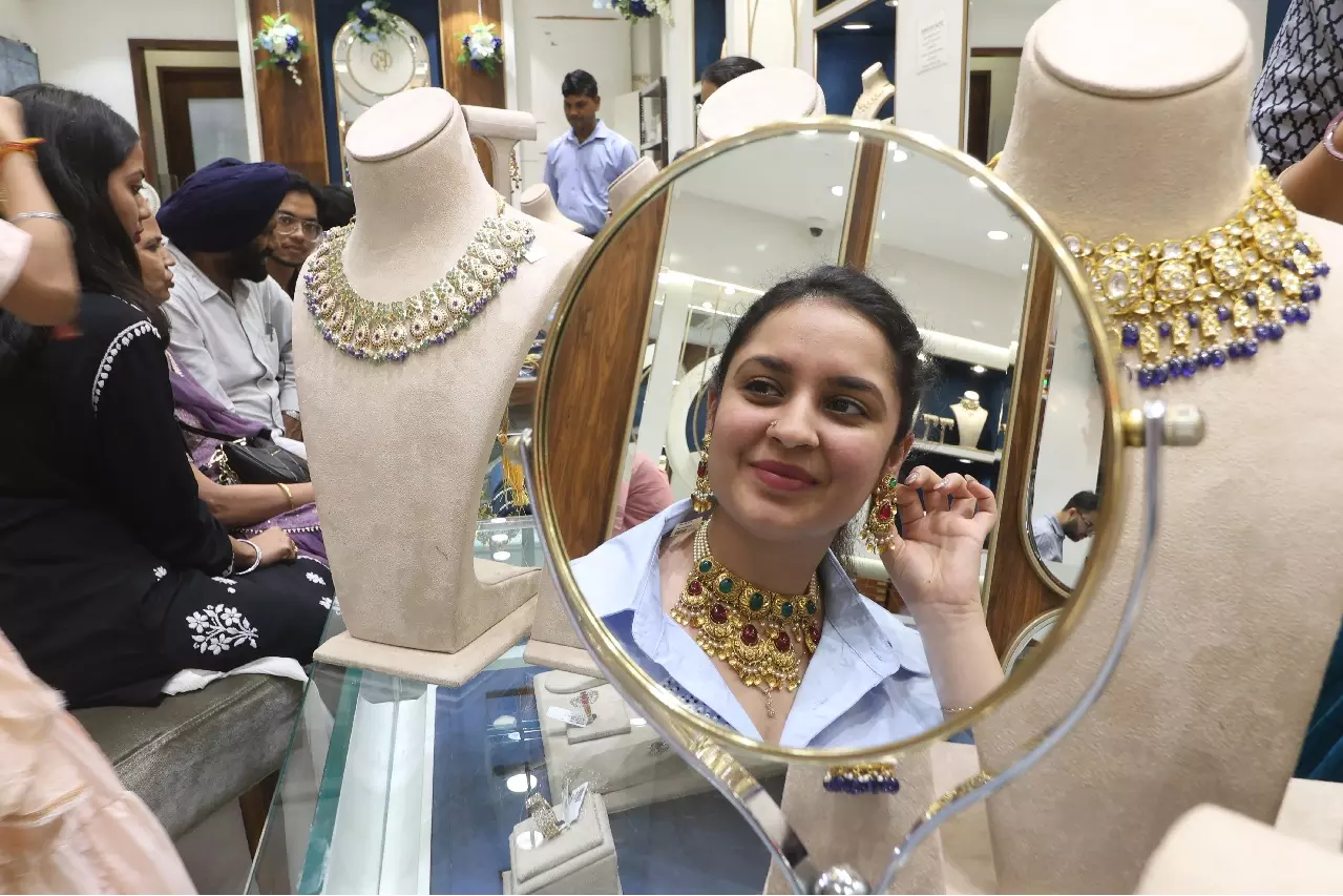 बदलते ग्लोबल संकेतों के बीच इस हफ़्ते सोने, चांदी की कीमतों में उतार-चढ़ाव बना हुआ बदलते ग्लोबल संकेतों के बीच इस हफ़्ते सोने, चांदी की कीमतों में उतार-चढ़ाव बना हुआ