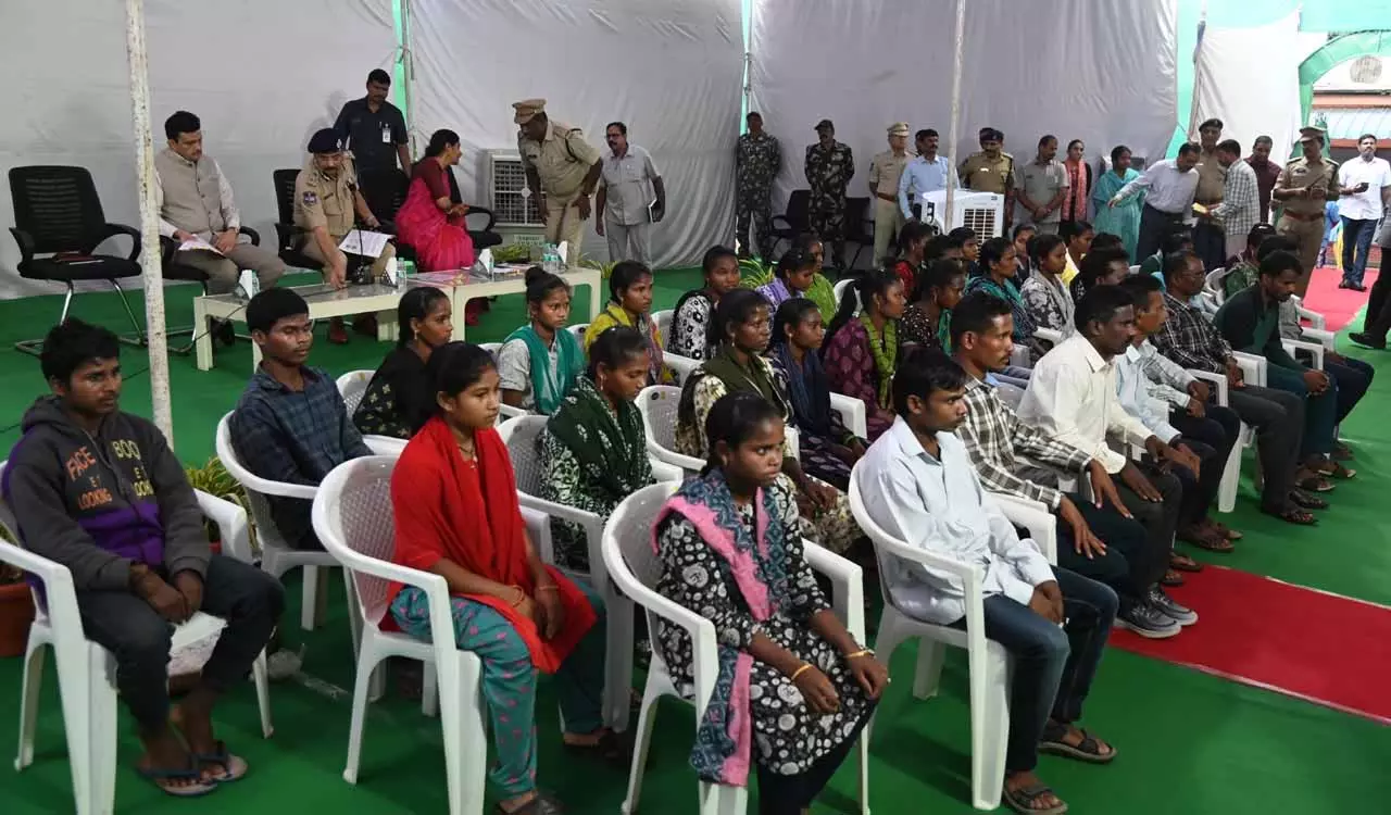 Telangana के डीजीपी के सामने 37 माओवादियों ने सरेंडर किया Telangana के डीजीपी के सामने 37 माओवादियों ने सरेंडर किया