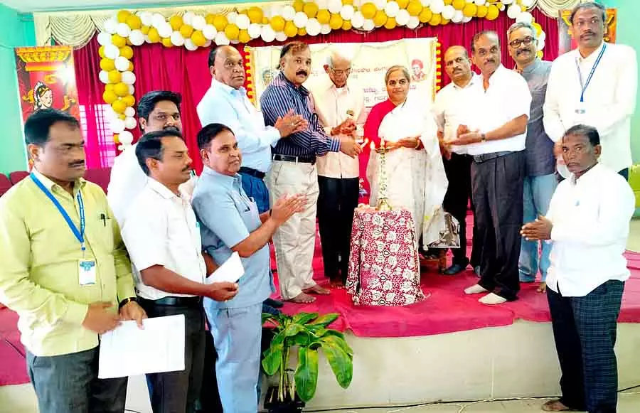 कन्नड़ स्कूलों की संख्या बढ़नी चाहिए: लेखक चंद्रशेखर वस्त्रा की इच्छा कन्नड़ स्कूलों की संख्या बढ़नी चाहिए: लेखक चंद्रशेखर वस्त्रा की इच्छा