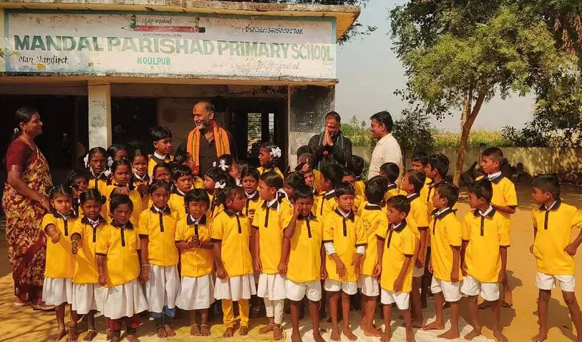 सरकारी स्कूल के छात्रों को T-shirts का मुफ़्त वितरण सरकारी स्कूल के छात्रों को T-shirts का मुफ़्त वितरण