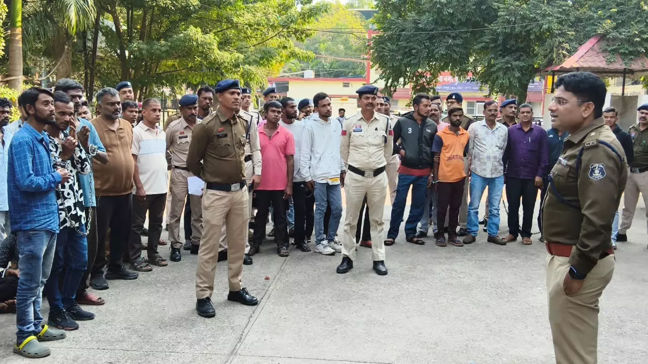 पुलिस की 100 टीमों ने 24 घंटे के अंदर 275 अपराधियों को दबोचा पुलिस की 100 टीमों ने 24 घंटे के अंदर 275 अपराधियों को दबोचा