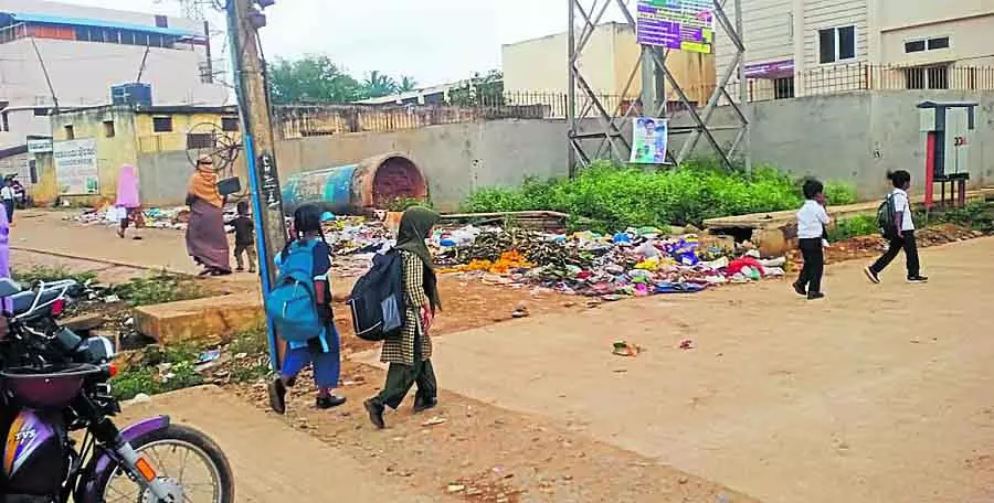 Hubli : स्कूल में कचरे का ढेर अधिकारी कार्रवाई करने में नाकाम Hubli : स्कूल में कचरे का ढेर अधिकारी कार्रवाई करने में नाकाम