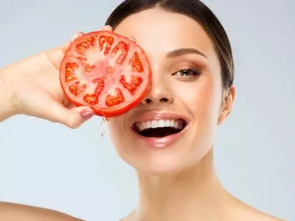 चेहरे के लिए टमाटर के फायदे: दाग-धब्बे, डलनेस दूर करता है और ग्लो लाता है चेहरे के लिए टमाटर के फायदे: दाग-धब्बे, डलनेस दूर करता है और ग्लो लाता है