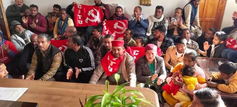Shimla Mayor के ऑफिस पर स्ट्रीट वेंडर्स ने किया प्रदर्शन, बेदखली अभियान रोकने की मांग Shimla Mayor के ऑफिस पर स्ट्रीट वेंडर्स ने किया प्रदर्शन, बेदखली अभियान रोकने की मांग