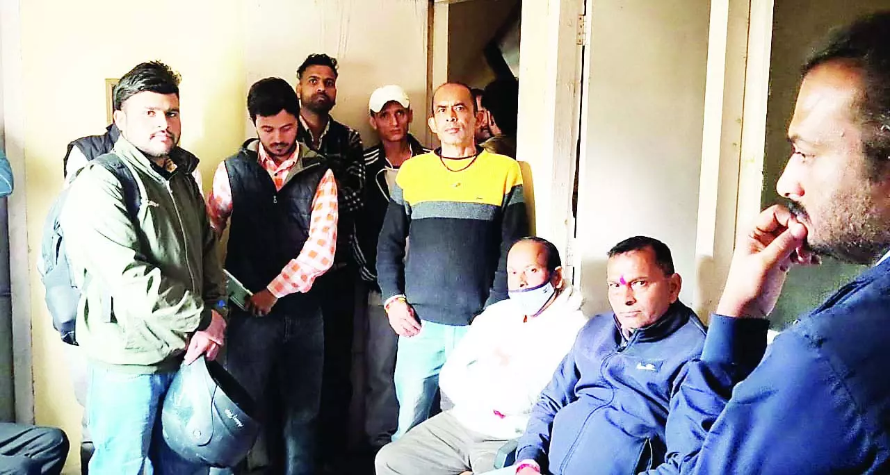परवाणू लेबर ऑफिस में मजदूरों का फूटा गुस्सा परवाणू लेबर ऑफिस में मजदूरों का फूटा गुस्सा