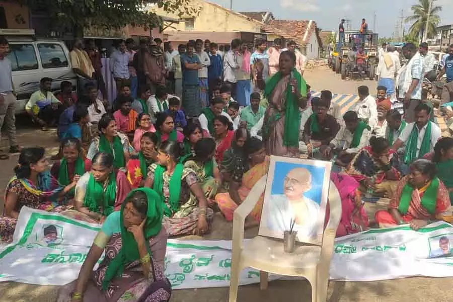 Karnataka : शराब की दुकान दूसरी जगह ले जाने की मांग को लेकर गांववालों ने सड़क जाम किया Karnataka : शराब की दुकान दूसरी जगह ले जाने की मांग को लेकर गांववालों ने सड़क जाम किया