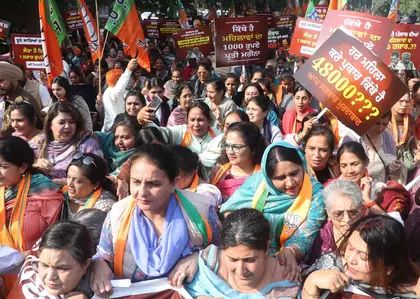 पंजाब: बकाया की मांग पर BJP महिला कार्यकर्ता हिरासत में पंजाब: बकाया की मांग पर BJP महिला कार्यकर्ता हिरासत में