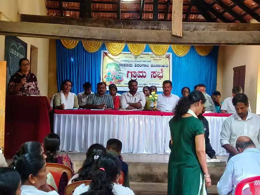 Karnataka: पूर्व पीडीओ के खिलाफ कार्रवाई की मांग Karnataka: पूर्व पीडीओ के खिलाफ कार्रवाई की मांग