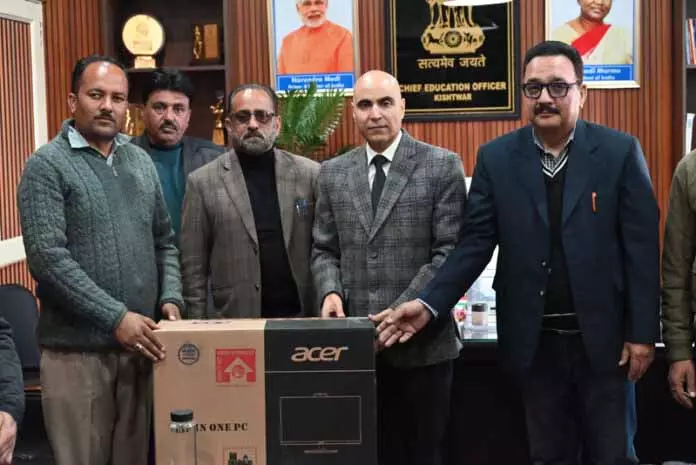 DC ने किश्तवाड़ में 91 पीसी संस्थानों के प्रमुखों को सौंपे DC ने किश्तवाड़ में 91 पीसी संस्थानों के प्रमुखों को सौंपे