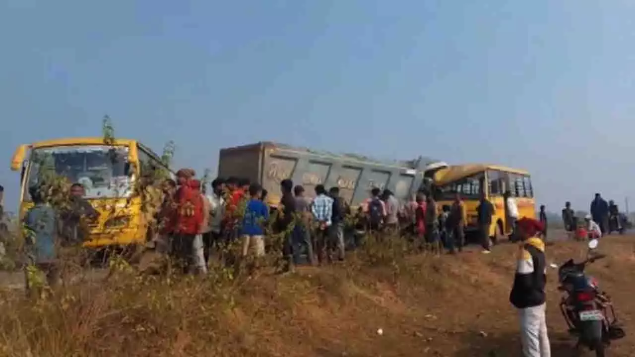 चंपुआ में ट्रक और कॉलेज बस की टक्कर, 7 घायल चंपुआ में ट्रक और कॉलेज बस की टक्कर, 7 घायल