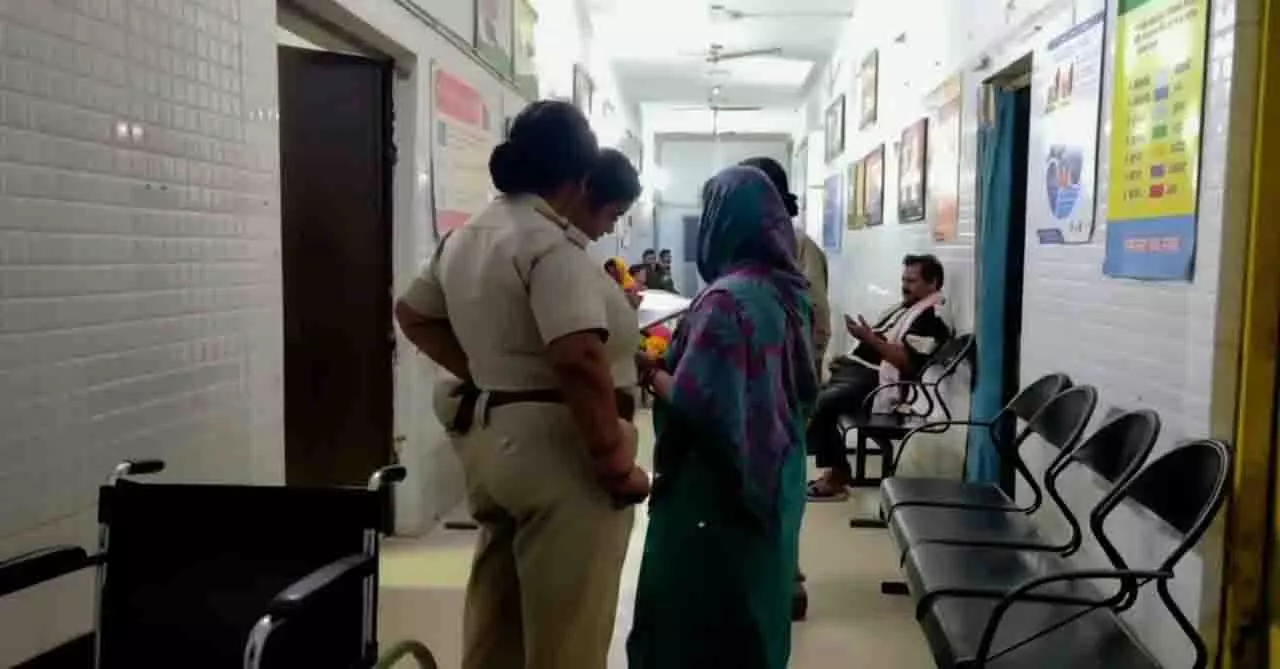 Odisha में ससुराल वालों के कथित हमले में महिला 70% जल गई Odisha में ससुराल वालों के कथित हमले में महिला 70% जल गई