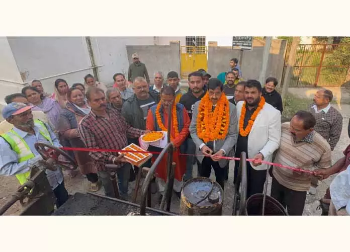 MLA Pawan Gupta ने करलाई में ब्लैकटॉपिंग कार्य का शुभारंभ किया MLA Pawan Gupta ने करलाई में ब्लैकटॉपिंग कार्य का शुभारंभ किया