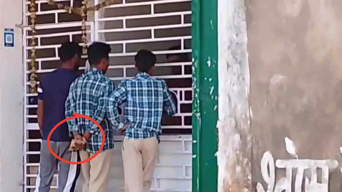CM राइज़ स्कूल यूनिफॉर्म पहने छात्र पन्ना में शराब की दुकान पर दिखे CM राइज़ स्कूल यूनिफॉर्म पहने छात्र पन्ना में शराब की दुकान पर दिखे