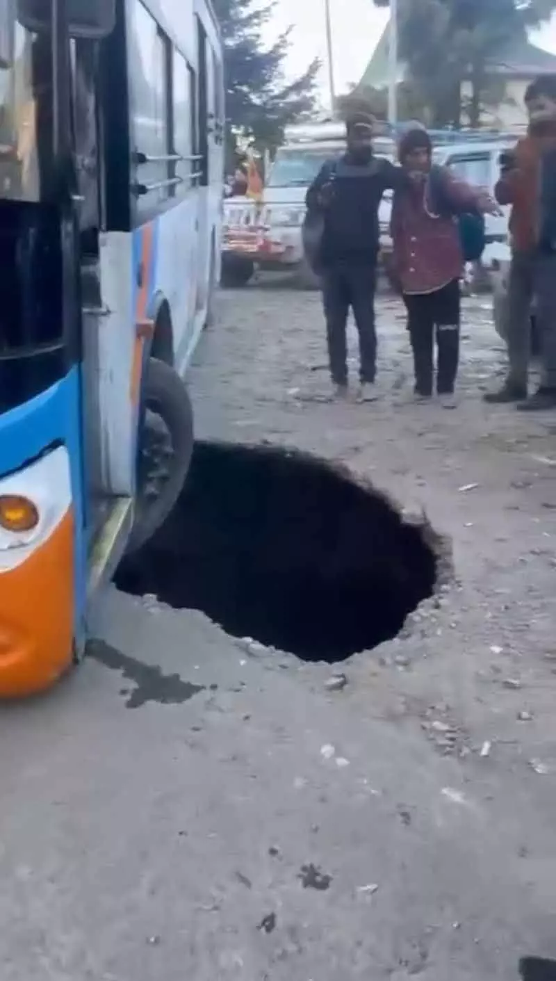 Shimla में सड़क का एक हिस्सा धंसने से स्कूल की बच्ची गड्ढे में गिर गई Shimla में सड़क का एक हिस्सा धंसने से स्कूल की बच्ची गड्ढे में गिर गई