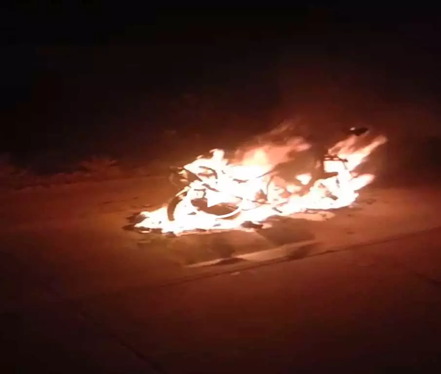 Raipur Breaking: इलेक्ट्रिक स्कूटी में अचानक आग, युवक की जान बची Raipur Breaking: इलेक्ट्रिक स्कूटी में अचानक आग, युवक की जान बची