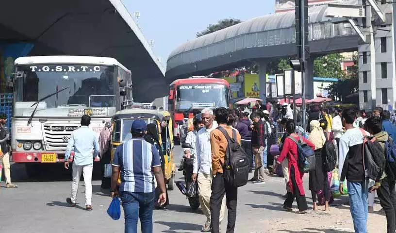 यात्रियों ने हैदराबाद में RTC बसों की संख्या बढ़ाने की मांग की यात्रियों ने हैदराबाद में RTC बसों की संख्या बढ़ाने की मांग की