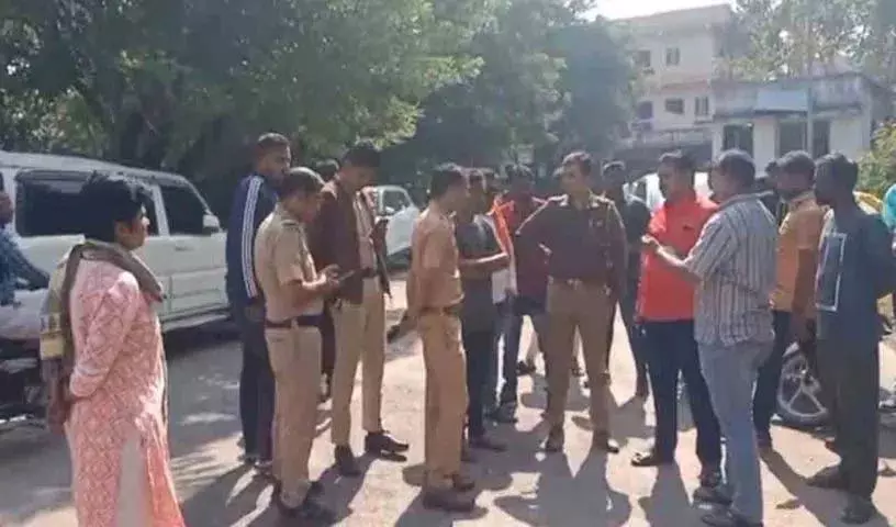 छात्र ने स्कूल की बिल्डिंग से कूदकर आत्महत्या कर ली छात्र ने स्कूल की बिल्डिंग से कूदकर आत्महत्या कर ली