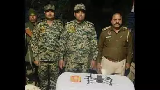 बीएसएफ ने फिरोजपुर में दो ऑपरेशन में ड्रोन, ICE और पिस्तौल बरामद की बीएसएफ ने फिरोजपुर में दो ऑपरेशन में ड्रोन, ICE और पिस्तौल बरामद की