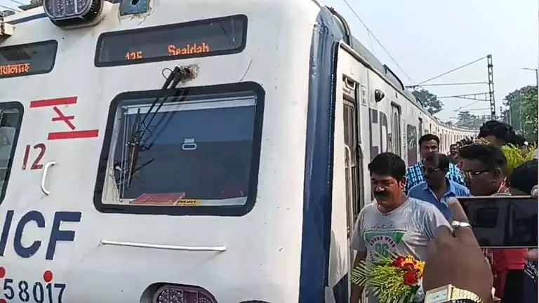 बामनगाची स्टेशन पर AC लोकल ट्रेन के पहले स्टॉप पर सेल्फी का क्रेज बामनगाची स्टेशन पर AC लोकल ट्रेन के पहले स्टॉप पर सेल्फी का क्रेज