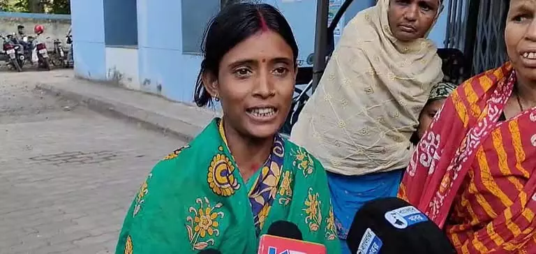 Siuri में बम धमाके के बाद 12 साल के लड़के को अस्पताल ले जाते परिवार वाले Siuri में बम धमाके के बाद 12 साल के लड़के को अस्पताल ले जाते परिवार वाले