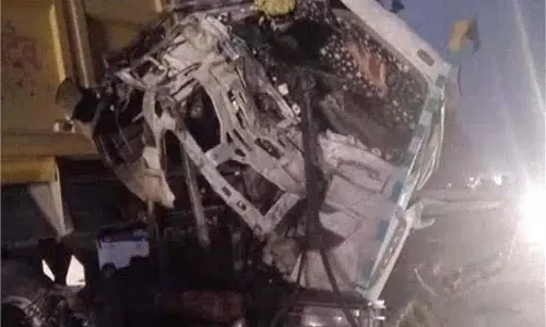 Haryana: स्विफ्ट डिज़ायर का टायर फटने से ट्राले से भीषण टक्कर,3 लोग घायल Haryana: स्विफ्ट डिज़ायर का टायर फटने से ट्राले से भीषण टक्कर,3 लोग घायल