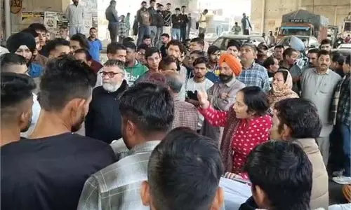 Jammu-Kashmir: National Highway पर शव रख कर जोरदार प्रदर्शन, परिजनों ने की न्याय की मांग Jammu-Kashmir: National Highway पर शव रख कर जोरदार प्रदर्शन, परिजनों ने की न्याय की मांग