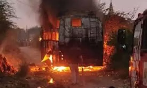 Rajasthan: बारातियों को लेने जा रही बस में लगी भीषण आग,हड़कंप