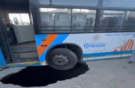 Shimla रोड धंसने से स्कूल बस में सवार छात्रा बाल-बाल बची