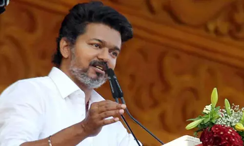 Vijay आज कांचीपुरम में लोगों से मिल रहे है Vijay आज कांचीपुरम में लोगों से मिल रहे है