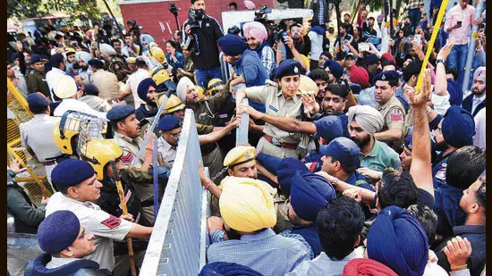Guest Column ,बैरिकेड्स के पार: आवाज़, जगह और ताकत का Guest Column ,बैरिकेड्स के पार: आवाज़, जगह और ताकत का