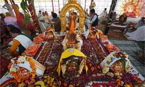 Ayodhya : विधि विधान से हुआ Ram Mandir में लगने वाले ध्वज का पूजन Ayodhya : विधि विधान से हुआ Ram Mandir में लगने वाले ध्वज का पूजन