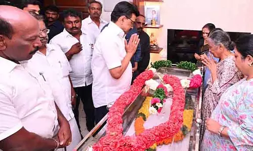 CM ने दिवंगत कवि इरोड तमिझानबन को श्रद्धांजलि दी CM ने दिवंगत कवि इरोड तमिझानबन को श्रद्धांजलि दी