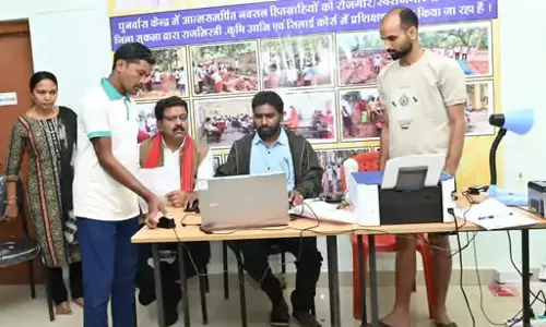 गृहमंत्री विजय शर्मा ने सरेंडर नक्सलियों का बनवाया आधार और राशन कार्ड