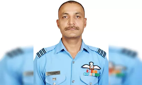 तेजस पायलट का पार्थिव शरीर कोयंबटूर लाया गया, एयरफोर्स कर्मियों ने दी श्रद्धांजलि तेजस पायलट का पार्थिव शरीर कोयंबटूर लाया गया, एयरफोर्स कर्मियों ने दी श्रद्धांजलि