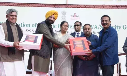 Delhi सरकार ने रात के सिक्योरिटी गार्ड्स को इलेक्ट्रिक हीटर बांटे