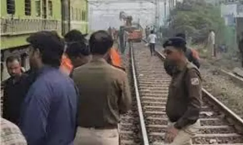 Harda : पटरी से उतरी टावर वैगन, कई ट्रेनें बाधित Harda : पटरी से उतरी टावर वैगन, कई ट्रेनें बाधित